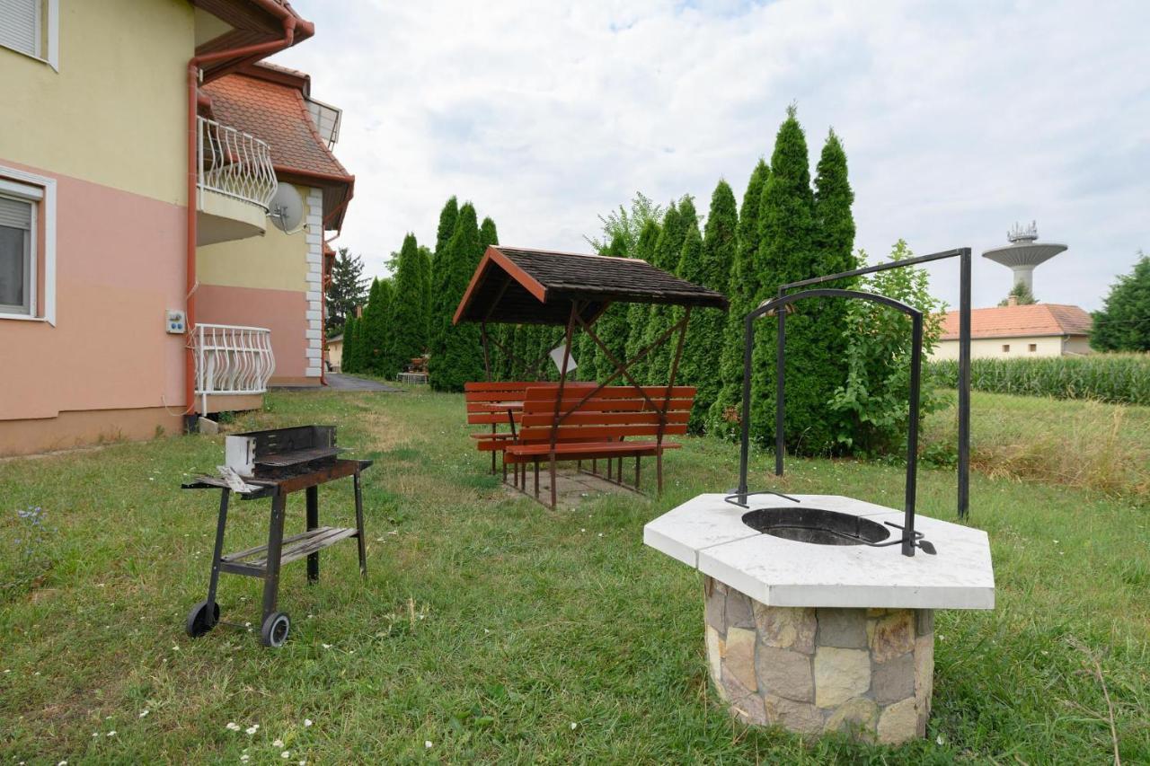 Art Eden Apartment Hajduszoboszlo Luaran gambar